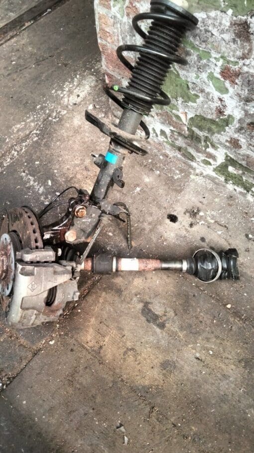 NISSAN JUKE F16 2020-2022 1.0 PETROL O/S/F DRIVER SIDE FRONT SUSPENSION LEG