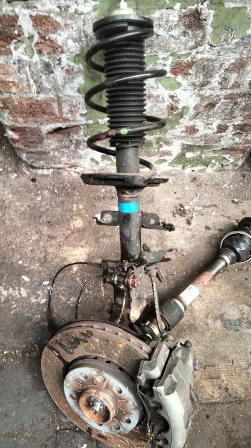 NISSAN JUKE F16 2020-2022 1.0 PETROL O/S/F DRIVER SIDE FRONT SUSPENSION LEG - Image 4