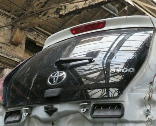 TOYOTA AYGO MK2 2014-2020 HATCHBACK REAR TAILGATE SHELL WITH REAR SCREEN - Image 2