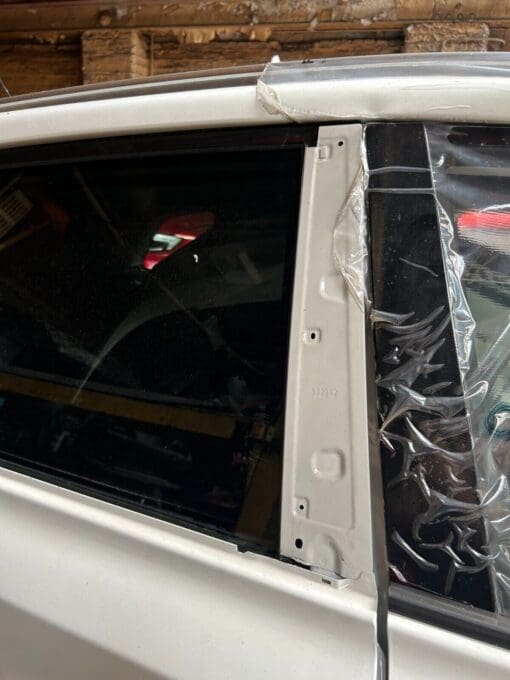 SUZUKI VITARA 2017-2022 O/S/R DRIVER SIDE REAR DOOR IN WHITE *SMALL DENT* - Image 3